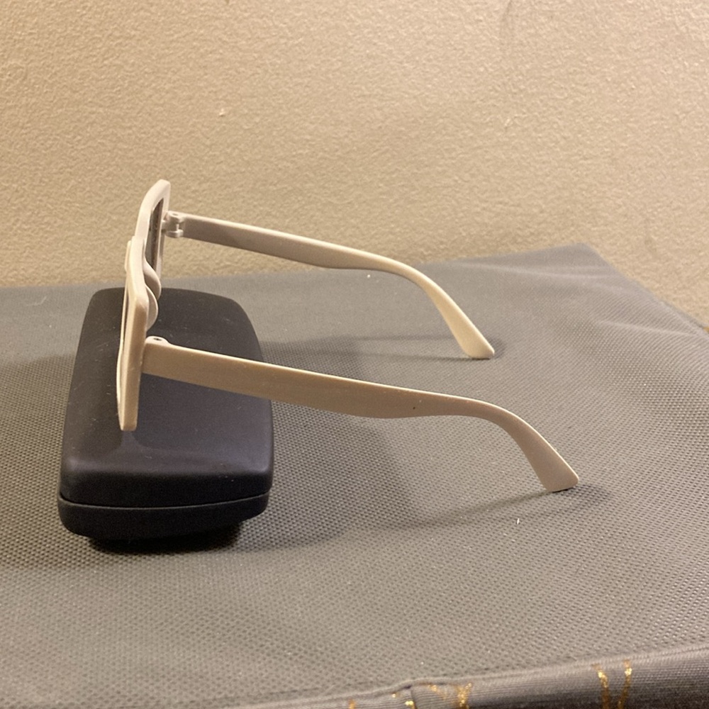White rectangular sunglasses - Picture 3 of 4